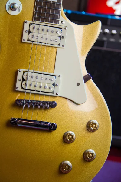Guitarra Eléctrica Superior Oro Sólido Estilo Les Paul Con Pastillas — Foto de Stock