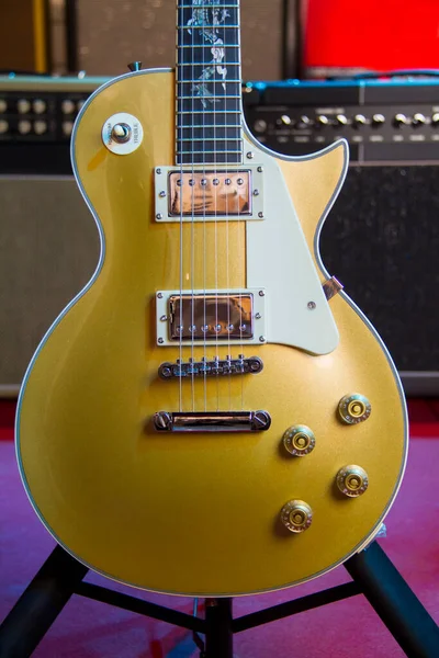 Som altın kaplama elektro gitar Les Paul tarzı Humbucker pikaplı..