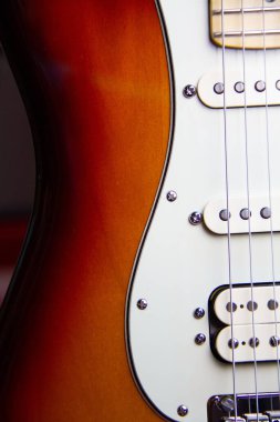 Siyah-kahverengi elektro gitardan, kamçılı, yankesicisiz ve altın donanımsız katı bir güneş patlaması..