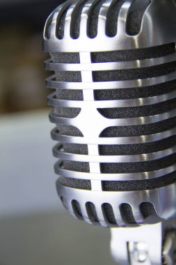 Retro vintage tarzı gümüş ızgara dinamik mikrofon.