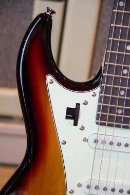 Siyah-kahverengi elektro gitardan, kamçılı, yankesicisiz ve altın donanımsız katı bir güneş patlaması..