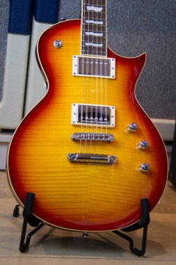 Turuncudan sarı elektro gitara, kamçılı, yankesicisiz ve altın donanımsız katı bir güneş patlaması..