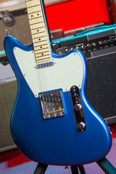 Primer Plano Una Guitarra Eléctrica Azul Sólida Con Pastillas Bobina — Foto de Stock