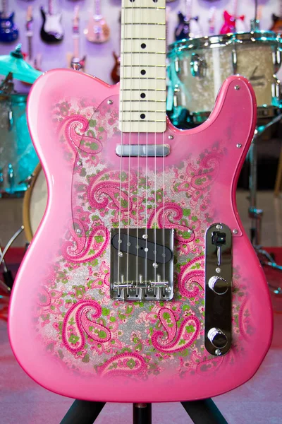 Primer Plano Rayo Sol Sólido Rosa Paisley Guitarra Eléctrica Con — Foto de Stock