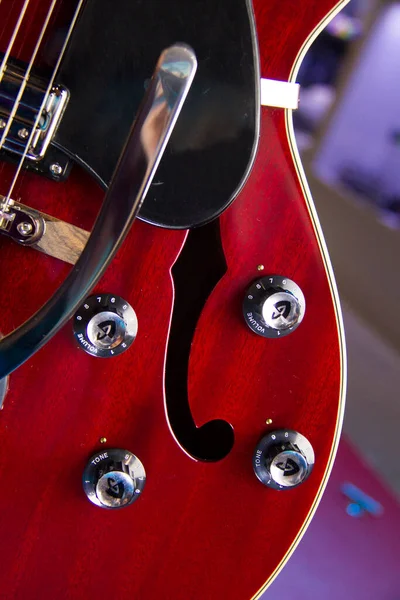 Primer Plano Cuerpo Hueco Guitarra Eléctrica Roja Con Pastillas Humbucker — Foto de Stock