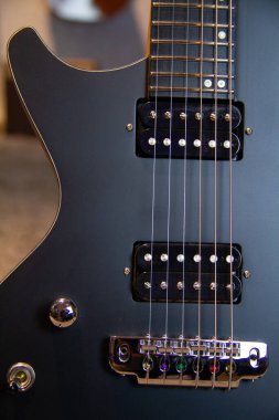 Sağlam bir mat yakın çekim siyah elektro gitar Humbucker pikaplar, yankesici ve gümüş donanım olmadan.