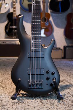 Siyah mat gitarlı sağlam elektro gitarı kapatıyoruz. Humbucker pikaplı, yankesicisiz ve siyah donanımlı.