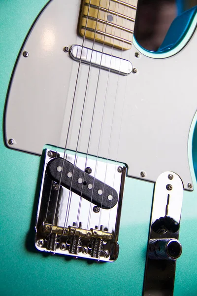 Primer Plano Una Sólida Guitarra Eléctrica Verde Marino Metálico Con — Foto de Stock