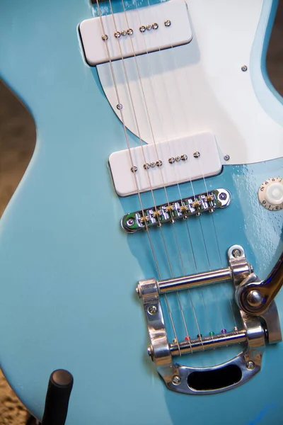 Close Uma Guitarra Elétrica Azul Céu Sólido Com Captadores Humbucker — Fotografia de Stock
