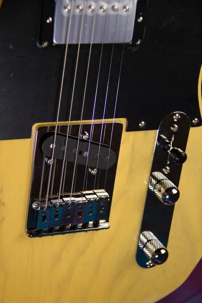 Primer Plano Una Guitarra Eléctrica Marrón Natural Sólida Con Pastillas — Foto de Stock
