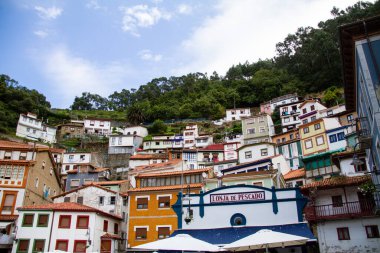 Asturias balıkçı köyünün renkli evleri, Cudillero, bulutlu bir günde.