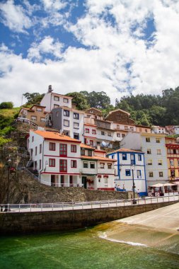 Asturias balıkçı köyünün renkli evleri, Cudillero, bulutlu bir günde.