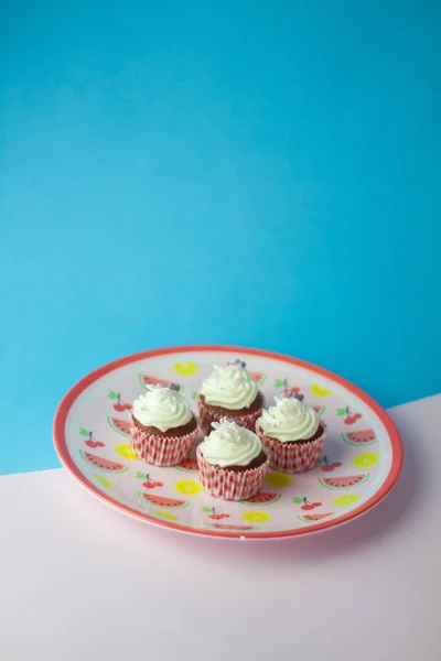 Quattro Cupcake Con Crema Formaggio Sopra Piatto Rosa Con Disegni Fotografia Stock
