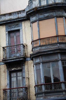 Asturias 'taki Gijn şehrinin merkezindeki eski sömürge binasının cephesi bulutlu bir günde..
