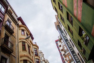 Asturias 'taki Gijn şehrinin merkezindeki eski sömürge binasının cephesi bulutlu bir günde..