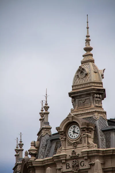 Gijon de Asturias şehrinde saati olan büyük gotik bir katedral, bulutlu bir günün gökyüzü.