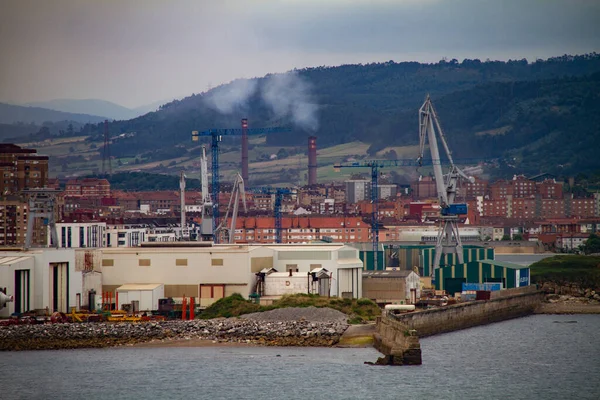 Hafen Der Stadt Gijon Asturias Mit Fabriken Und Einem Kohlebergwerk — Stockfoto