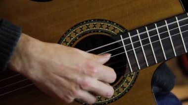 Klasik gitar çalan bir adamın ellerini kapat..