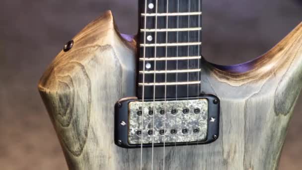 Nahaufnahme Einer Soliden Naturbraunen Gitarre Mit Humbucker Tonabnehmern Ohne Pickguard — Stockvideo