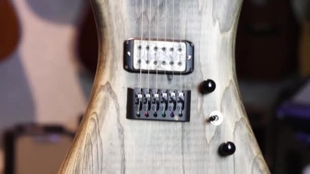 Primer Plano Una Guitarra Eléctrica Marrón Natural Sólida Con Pastillas — Vídeo de stock