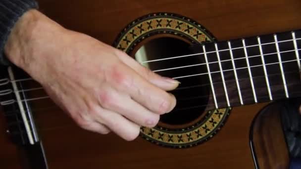 Aproape Mâinile Unui Bărbat Cântând Chitara Clasică — Videoclip de stoc