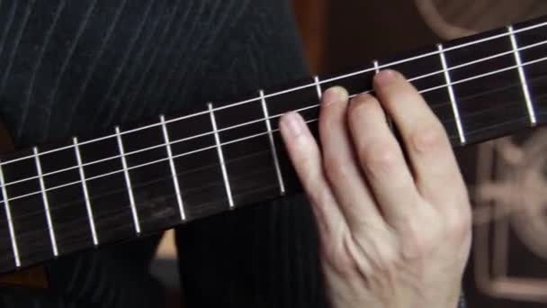 Aproape Mâinile Unui Bărbat Cântând Chitara Clasică — Videoclip de stoc