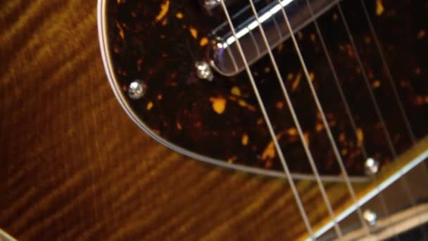 Katı Kahverengi Bir Elektro Gitarı Tek Bobinli Kaplumbağa Kabuklu Gümüş — Stok video