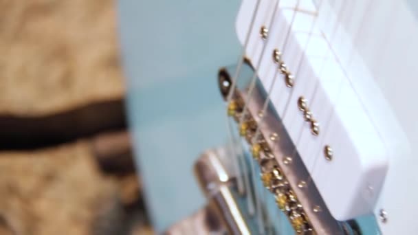 Primer Plano Una Guitarra Eléctrica Azul Cielo Sólido Con Pastillas — Vídeo de stock