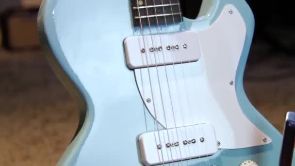 Primer Plano Una Guitarra Eléctrica Azul Cielo Sólido Con Pastillas — Vídeo de stock