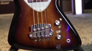 Güneş ışığı altında gitarı siyahtan kahverengiye yakın tut, Humbucker pikaplar, beyaz yankesiciler ve gümüş donanımlı.