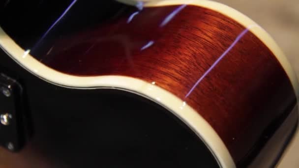 Primer Plano Cuerpo Hueco Sunburst Negro Marrón Natural Guitarra Eléctrica — Vídeo de stock