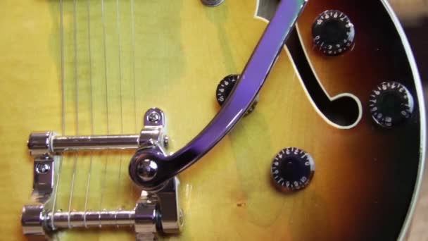 Close Corpo Oco Sunburst Preto Para Guitarra Elétrica Madeira Marrom — Vídeo de Stock