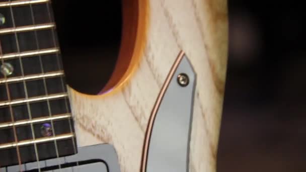 Katı Kahverengi Bir Elektro Gitarın Yakınında Humbucker Pikapları Siyah Yankesicileri — Stok video