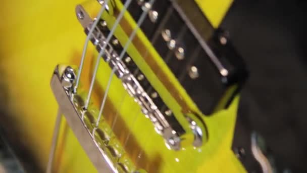 Primer Plano Cuerpo Hueco Sunburst Negro Marrón Natural Guitarra Eléctrica — Vídeo de stock