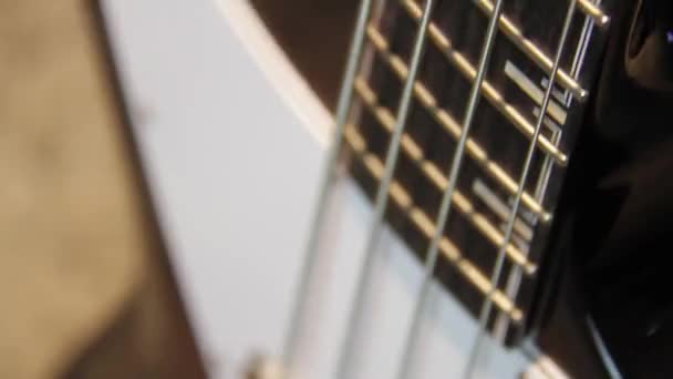 Primer Plano Guitarra Bajo Eléctrico Sólido Sunburst Negro Marrón Con — Vídeo de stock