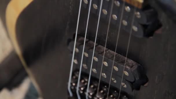接近一个坚实的天然棕色电吉他与保险杠皮卡 没有皮卡和黑色硬件 — 图库视频影像