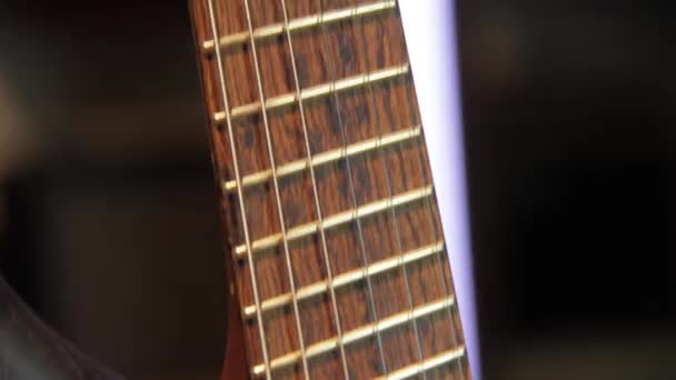 Primer Plano Una Guitarra Eléctrica Marrón Natural Sólida Con Pastillas — Vídeos de Stock