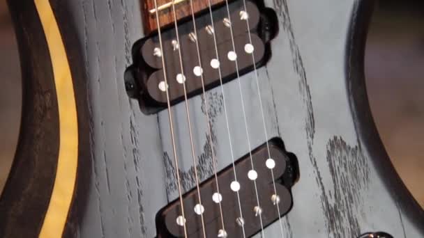 Close Uma Guitarra Elétrica Marrom Natural Sólida Com Captadores Humbucker — Vídeo de Stock