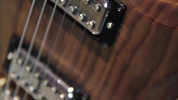 Primer Plano Cuerpo Hueco Madera Marrón Natural Guitarra Eléctrica Con — Vídeo de stock