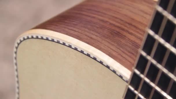 靠近一把美丽而经典的声学吉他 由天然色木材制成 — 图库视频影像