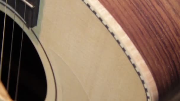 Крупним Планом Красива Класична Акустична Гітара Зроблена Дерева Натуральному Кольорі — стокове відео