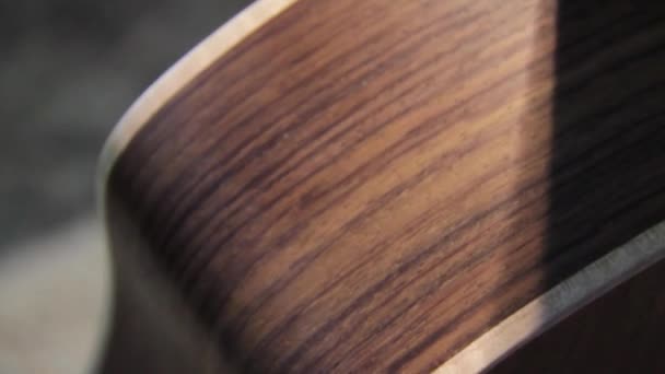 Aproape Chitară Acustică Frumoasă Clasică Realizată Din Lemn Culoare Naturală — Videoclip de stoc