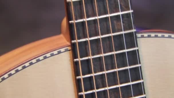 아름다운 클래식 어쿠스틱 기타를 클로즈업해 자연적 색깔의 나무로 만들었죠 — 비디오