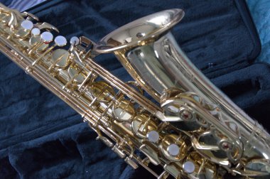 Alto saksafon. Yakın çekim.