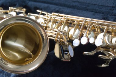 Alto saksafon. Yakın çekim.