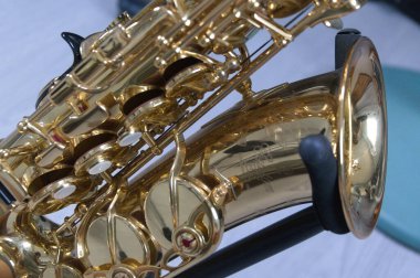 Alto saksafon. Yakın çekim.