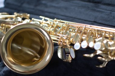 Alto saksafon. Yakın çekim.