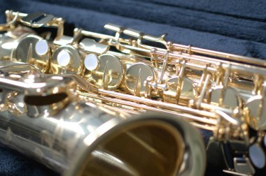 Alto saksafon. Yakın çekim.