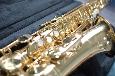 Alto saksafon. Yakın çekim.