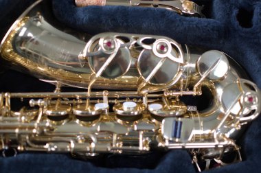 Alto saksafon. Yakın çekim.